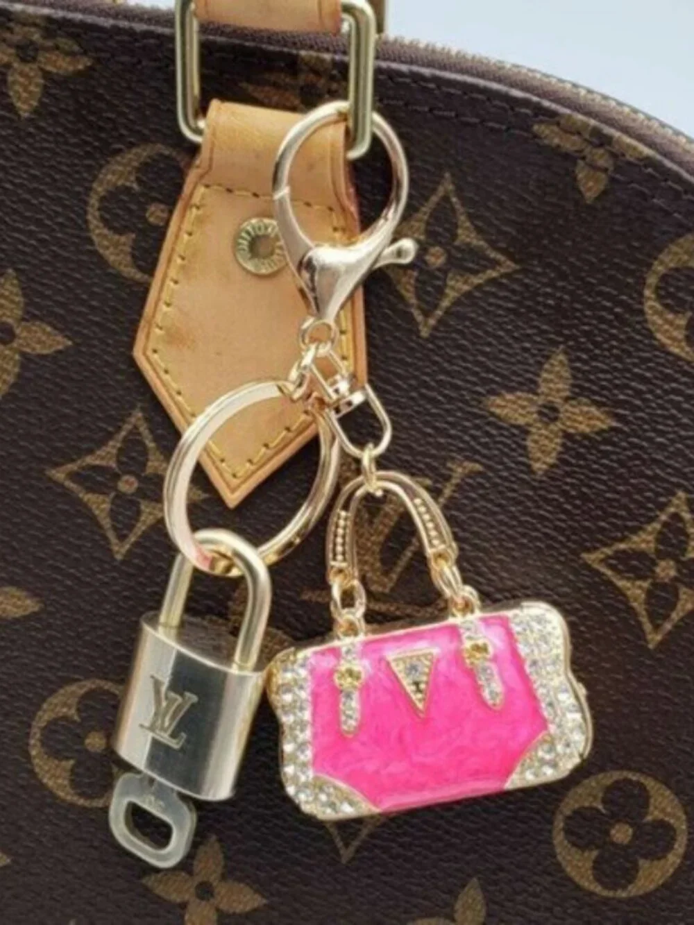 LV Authentic Gold Padlock 🔒 Key Set w/ Unbranded Keychain Charm
